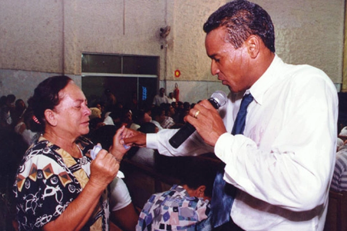 Muller como pastor na Igreja Pentecostal Portas Abertas em 1999