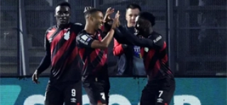 Terceiro Tempo - Bola Cheia - Athletico Paranaense - &Eacute; verdade que o advers&aacute;rio, o S&atilde;o Paulo, n&atilde;o vence h&aacute; sete rodadas no Campeonato Brasileiro, mas a virada que o Furac&atilde;o conseguiu (por 2 a 1) em Bragan&ccedil;a Paulista &eacute; digna de nota. Afinal, o time paranaense disputou a S&eacute;rie B no ano passado e faz uma bela campanha neste seu retorno &agrave; elite, fechando o primeiro turno em terceiro lugar.