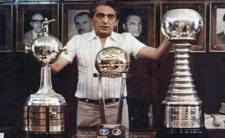 Em 1983, com os troféus das conquistas daquele brilhante ano: do Brasileiro, Libertadores e Mundial de Clubes. Foto: Divulgação/Grêmio