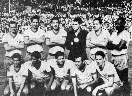 Acima, veja Negri como goleiro do Juventude de Caxias do Sul (RS). Ele é o quarto em pé, da esquerda para a direita. O primeiro em pé, da direita para a esquerda, é o ex-zagueiro Everaldo, campeão mundial em 1970 vestindo a camisa amarela do Brasil
