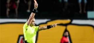 Terceiro Tempo - Bola Murcha - Alex Gomes Stefano - O &aacute;rbitro do jogo entre Vit&oacute;ria x Palmeiras foi muito mal. Deveria ter expulsado o esmeraldino Mauricio e n&atilde;o ter dado vermelho para Cac&aacute;. Em resumo: estragou um jogo que tinha tudo para ser equilibrado e que ficou uma 'baba' para o Verd&atilde;o.