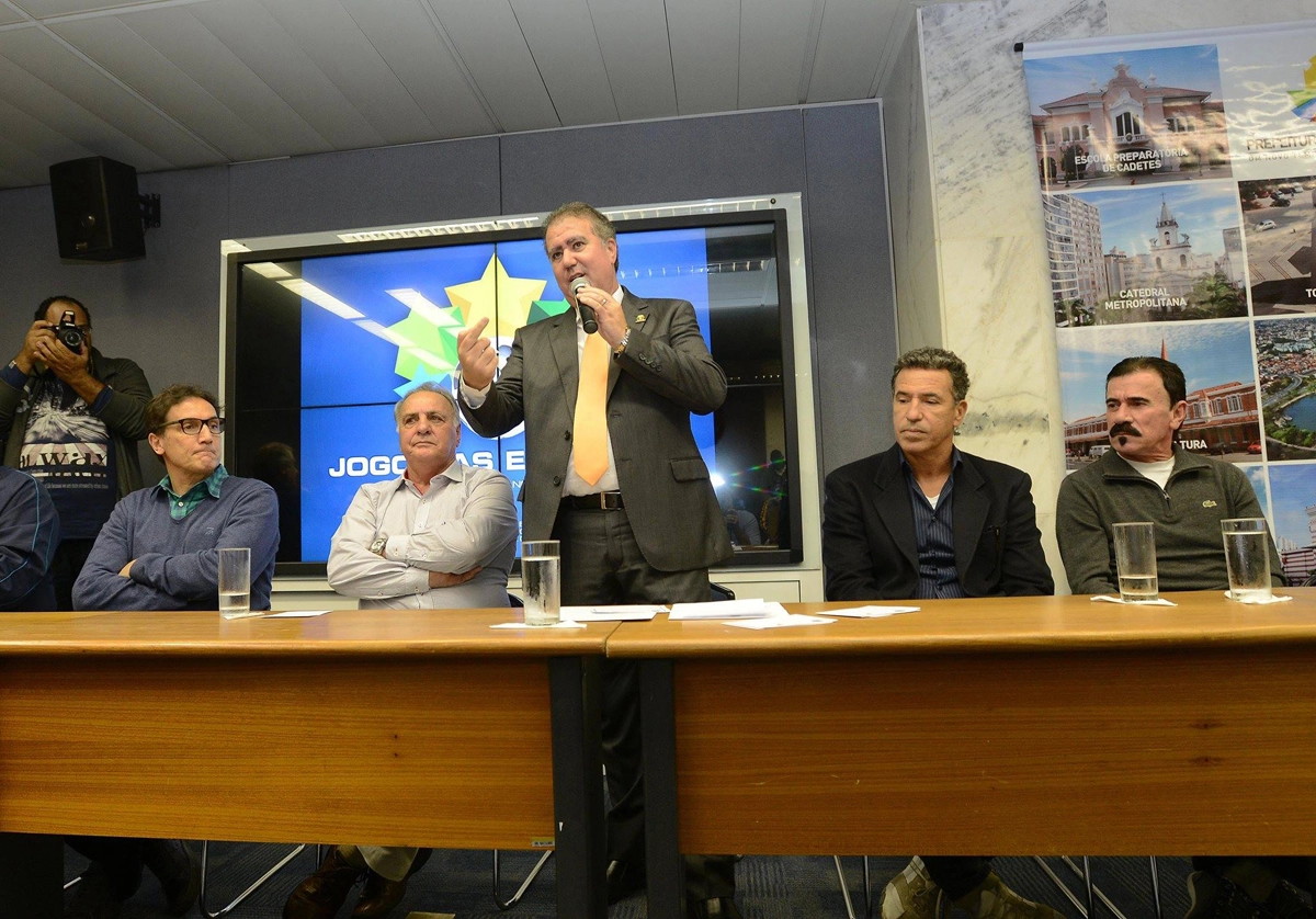 Na Prefeitura de Campinas, em 8 de julho de 2015. à mesa, da esquerda para a direita: Oscar, Dicá, Jonas Donizetti (em pé), Careca e Zenon. Foto: Carlos Bassan