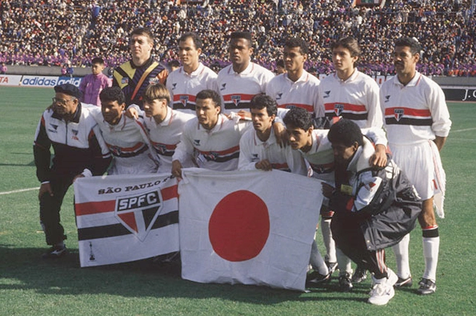 Zetti foi fundamental no bicampeonato mundial do São Paulo 92/93. Acima, o time de 1993 que bateu o Milan no Japão. Em pé: Zetti, Dinho, Ronaldão, Cafu, Leonardo e Tonino Cerezo. Agachados: Muller, Doriva, Válber, Palhinha e André Luiz