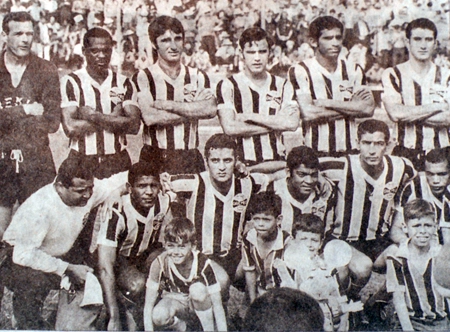 Em pé: Arlindo, Everaldo, Ari Ercílio, Valdyr Espinosa, Jadir e Cléo. Agachados: Davi (cunhado de Pelé), Julio Amaral (pai de Leandro Amaral), Alcindo, Sergio Lopes e Volmir. 