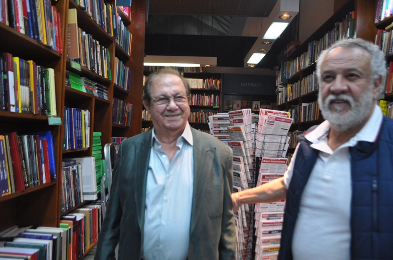 Salomão Ésper e Zancopé Simões na noite de 5 de dezembro de 2018, na Livraria Martins Fontes (Av. Paulista), quando foi lançado o livro `Esse Gato Ninguém Segura´, do jornalista Claudio Junqueira, sobre os 45 anos do programa `O Pulo do Gato´, da Rádio Bandeirantes. Foto: Marcos Júnior Micheletti/Portal TT