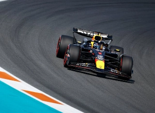 Tricampeão emendou a vitória da Sprint com o lugar de honra no grid. Foto: Oracle Red Bull Racing