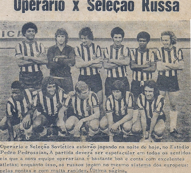 Publicação anunciando a partida entre o time do Operário e a Seleção Russa. Na imagem, em pé, da esquerda para a direita, o primeiro é Marião, seguido por Sidnei Polli e Luíz Carlos Galter. Agachados, o terceiro é Mário Motta e em último aparece o ex-ponta Pio
