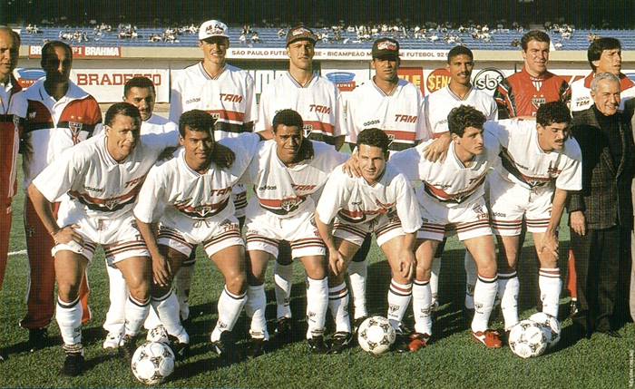 O Tricolor do Campeonato Paulista de 1996. Em pé, da esquerda para a direita: Moracy Sant´tanna (preparador físico, em parte), Sérgio Rocha (preparador físico), pessoa não identificada, Edmílson, Bordon, Serginho, Axel, Zetti e Rojas (treinador de goleiros): Agachados: Válber, Müller, Denilson, Adriano, Belletti, Valdir e o ex-governador e presidente tricolor, Laudo Natel. Foto: Enciclopédia Tricolor