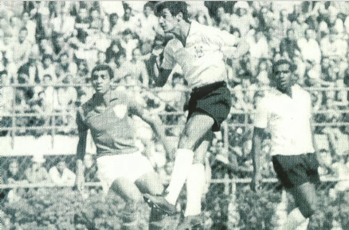 Pacaembu lotadíssimo em um Corinthians x Lusa no final dos anos 60. Luíz Carlos Galter sobe para cabecear. Atrás, Basílio, o herói corintiano de 1977 com a camisa da Portuguesa e o zagueiro Ditão. Foto enviada por Emílio A. Duva