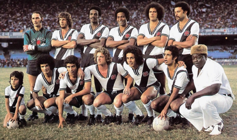 O Vasco em 1975, no Maracan&atilde;. Em p&eacute;, da esquerda para a direita: Andrada, Paulo C&eacute;sar, Ren&ecirc;, Alcir Portella, Miguel e Alfinete. Agachados: D&eacute;, Jair Pereira, Zanata, Roberto Dinamite e Luis Carlos e o massagista Santana. Foto: Divulga&ccedil;&atilde;o