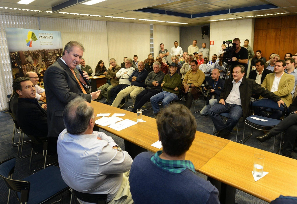 Na Prefeitura de Campinas, em 8 de julho de 2015. à mesa, da esquerda para a direita: Oscar, Dicá, Jonas Donizetti (em pé) e Careca. Foto: Carlos Bassan