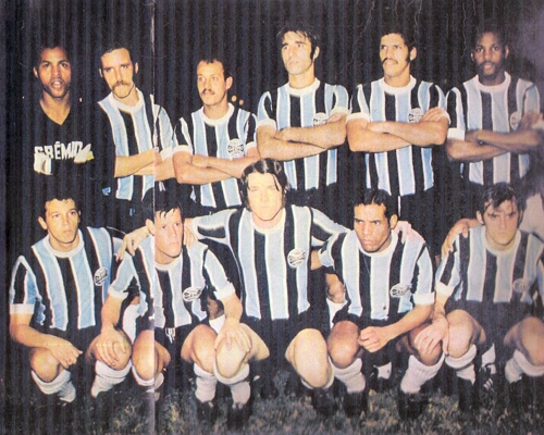 Grêmio em 1971 com Jair, Espinosa, Torino, Ari Ercilio, Beto Bacamarte e Everaldo em pé; agachados estão Flecha, Caio, Scotta, Gaspar e Loivo. Foto enviada ao site pelo internauta Walter Peres