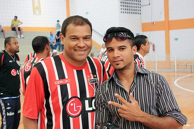 O ex-jogador Muller e o fotógrafo Maick Reis durante a partida comemorativa do novo ginásio de esportes de Taboão da Serra. O jogo aconteceu no dia 02 de setembro de 2012 entre os veteranos do SPFC e atletas de Taboão. A foto é do jornalista Marcus Vinicius Dias Magalhães