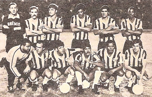 O Grêmio em foto de 1970 com Arlindo, Espinosa, Di, Jadir, Beto e Everaldo em pé e Joãozinho, Caio, Paraguaio, Gaspar e Loivo agachados