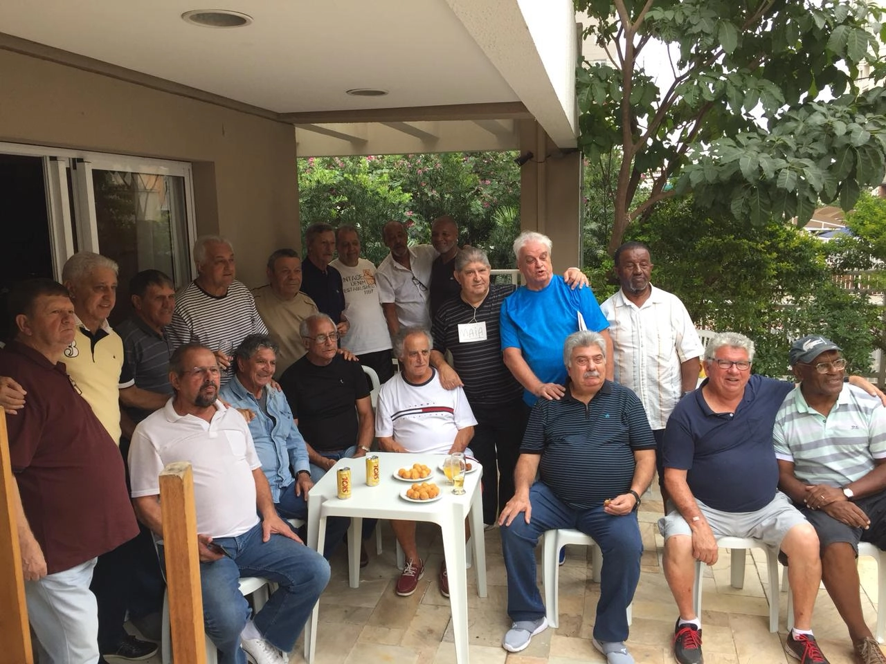 Animada reunião de veteranos, da esquerda para a direita em pé: Ângelo (Corinthians), Celso (Saad), Plínio (Corinthians), Arnaldo (Corinthians), Nelson Jacaré (Corinthians), Luiz Carlos (Corinthians), Tião (Corinthians), Maciel (Corinthians), Almeida (Corinthians), Maia (Corinthians), Zé Roberto (Corinthians) e não identificado. Sentados: Não identificado, Manoel Maria (Santos), Alexandre (Corinthians), Adnan (Corinthians), Bataglia (Corinthians), Luiz Américo (Corinthians e Portuguesa) e Deodoro (Corinthians)