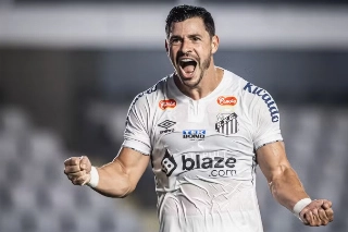O meia Giuliano comemorando gol contra o Guarani. Foto: Raul Baretta/ Santos FC