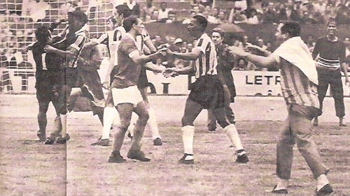 Focos da briga generalizada que tomou conta do gramado do Beira Rio no Gre-Nal de maio de 1969. O goleiro Gainete e Alcindo à esquerda da foto, Carlitos e Everaldo ao centro
