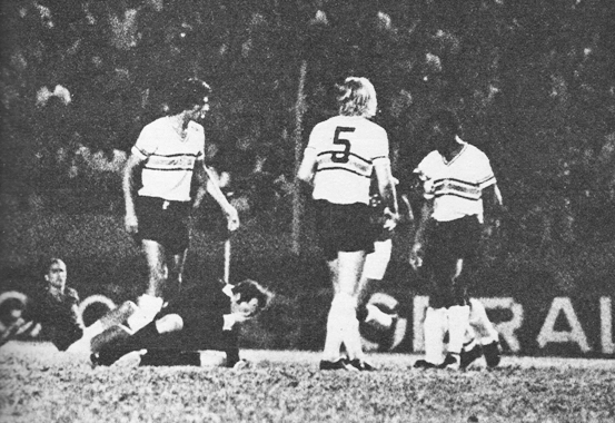 Grêmio e Cruzeiro se enfrentaram no estádio Olímpico em 18 de outubro de 1972. O falecido lateral Everaldo deu um soco no rosto do árbitro José Favilli Neto, após este marcar pênalti de Beto Bacamarte sobre Palhinha.
Na foto de Juca Martins, aparecem, da esquerda para a direita: Palhinha (sentado), Jadir, José Favvili Neto (caído e com a mão no rosto), Ivo (camisa 5) e Everaldo. Foto enviada por Walter Roberto Peres