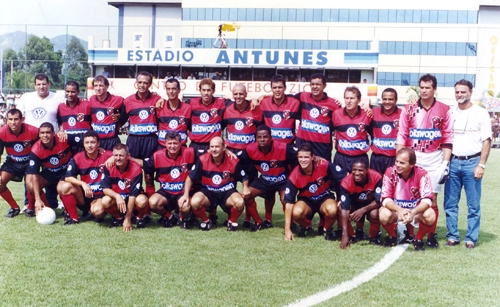 Em 2001, Time Masters do Fla. O local é o estádio Antunes, do CFZ, time do craque Zico. Em pé: Vitor (é o terceiro), Jaime (o quarto), Nunes (o sexto), Júlio César (o sétimo), Zico (o décimo), Adalberto (o décimo primeiro) e o goleiro Hugo. Agachados: Gilmar Popoca, Delacir, Élder, Reinaldo, Edu Coimbra, um jogador não identificado, Andrade, Renato (ex-Flu, Fla e América), Adílio e o goleiro Cantarele.