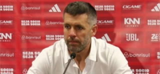 Terceiro Tempo - Bola Murcha - Paulo Pezzolano - O elenco do Inter n&atilde;o &eacute; ruim a ponto de que se justifique sua p&eacute;ssima campanha no Brasileir&atilde;o. A equipe est&aacute; no Z-4, sem vencer h&aacute; absurdas nove rodadas. E, para completar, amargou a elimina&ccedil;&atilde;o para o rival Gr&ecirc;mio na Copa do Brasil. A conta, claro, cai em cima do seu treinador, que repetidas vezes escala mal e faz substitui&ccedil;&otilde;es piores ainda.