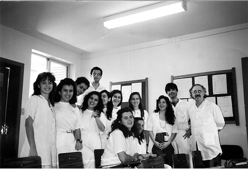 Na década de 1980, Tostão, à direita então professor de medicina com residentes do Hospital São José, em Belo Horizonte. Foto: Divulgação