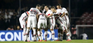 Terceiro Tempo - Bola Murcha - S&atilde;o Paulo - Torcida ganha jogo? Pode ajudar, claro, mas quem ganha s&atilde;o os jogadores que est&atilde;o em campo e o treinador que est&aacute; na beirada, gritando feito um maluco. O Tricolor n&atilde;o teve gana nem bola para conseguir eliminar o Boca Juniors no MorumBIS, e agora lhe resta terminar o Brasileiro com o m&iacute;nimo de dignidade. 