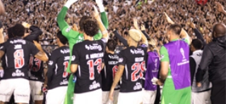 Terceiro Tempo - Bola Cheia - Vasco da Gama - O Cruzmaltino vive um dualismo impressionante. Na zona de rebaixamento do Brasileiro, com uma campanha digna de queda, passou pelo Independiente Santa Fe e agora est&aacute; na semifinal da Sul-Americana. &Eacute; um feito respeit&aacute;vel, e se passar pelo Boca tem enorme chance de levantar este improv&aacute;vel caneco.