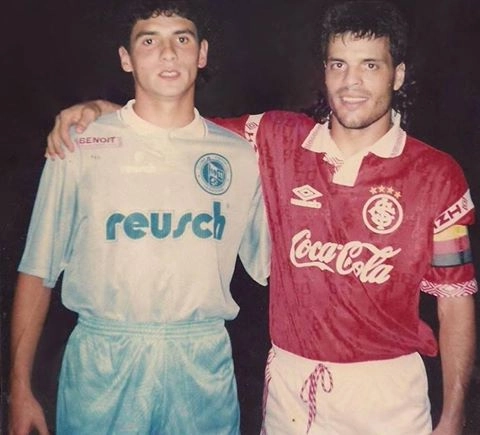 Em 1993, confronto entre o Lajeadense de Alexandre Menudo e o Inter de Paulinho McLaren. Foto: História do Sport Club Internacional