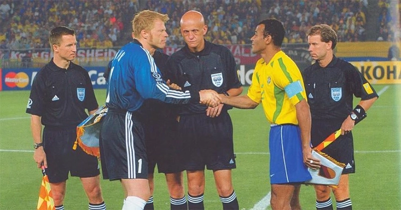 Final da Copa de 2002: Collina entre os capitães de Alemanha e Brasil: Kahn e Cafu. Foto: Reprodução