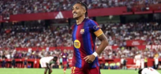 Terceiro Tempo - Bola Cheia - Raphinha - O come&ccedil;o de temporada de Raphinha est&aacute; sendo espetacular. J&aacute; havia feito tr&ecirc;s gols na goleada diante do Racing Santander na rodada anterior e repetiu a dose agora na virada contra o Sevilla, marcando todos os tentos do Barcelona na vit&oacute;ria por 3 a 1. O ga&uacute;cho que nunca jogou profissionalmente no Brasil est&aacute; de parab&eacute;ns!