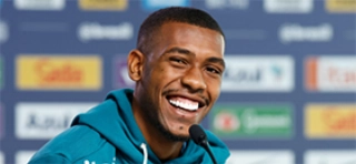Terceiro Tempo - Bola Cheia - Rayan - Rayan entrou aos 30 do segundo tempo e, quando a derrota para a Austr&aacute;lia parecia consumada, ele apareceu aos 49 para salvar a sele&ccedil;&atilde;o. O ex-Vasco cabeceou ap&oacute;s escanteio de Raphinha e evitou um vexame ainda maior. Certamente, um dos poucos que se salvaram do p&eacute;ssimo amistoso realizado na Oceania. 