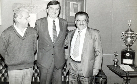 Farah em seus bons tempos, quando mandava no futebol paulista. Na foto, é o primeiro à direita. No meio, Valdemar Corauci e à esquerda, o ex-árbitro José Astholpi
