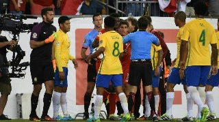 Gol de mão derrubou Dunga da seleção e ainda repercute no Peru