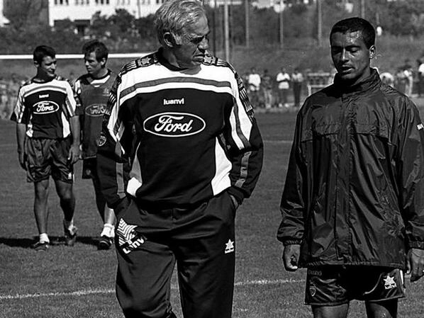 Aragonés conversa com Romário durante um treino pelo Valencia em 1996. Foto: Divulgação Twitter Antique Football
