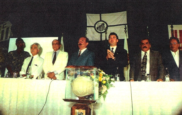 Da esquerda para a direita, o terceiro é Oswaldo Justo, o quarto, de terno escuro, é Milton Teixeira, seguido por Marcelo Teixeira, Eduardo José Farah e Renato Duprat
