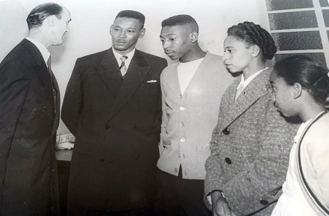Família Arantes do Nascimento, nos anos 50. Veja Dondinho, Pelé, Dona Celeste e Maria Lúcia, irmã do Rei