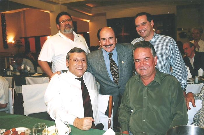 No Restaurante La Távola. O primeiro em pé, da esquerda para a direita é o filho de Eduardo José Farah. Sentados, Milton e Mário Marinho, em 2007