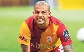 Em imagens de uma emissora de TV feitas no vesti&aacute;rio do Galatasaray, o brasileiro aparace fazendo um gesto mandando os rivais se calarem