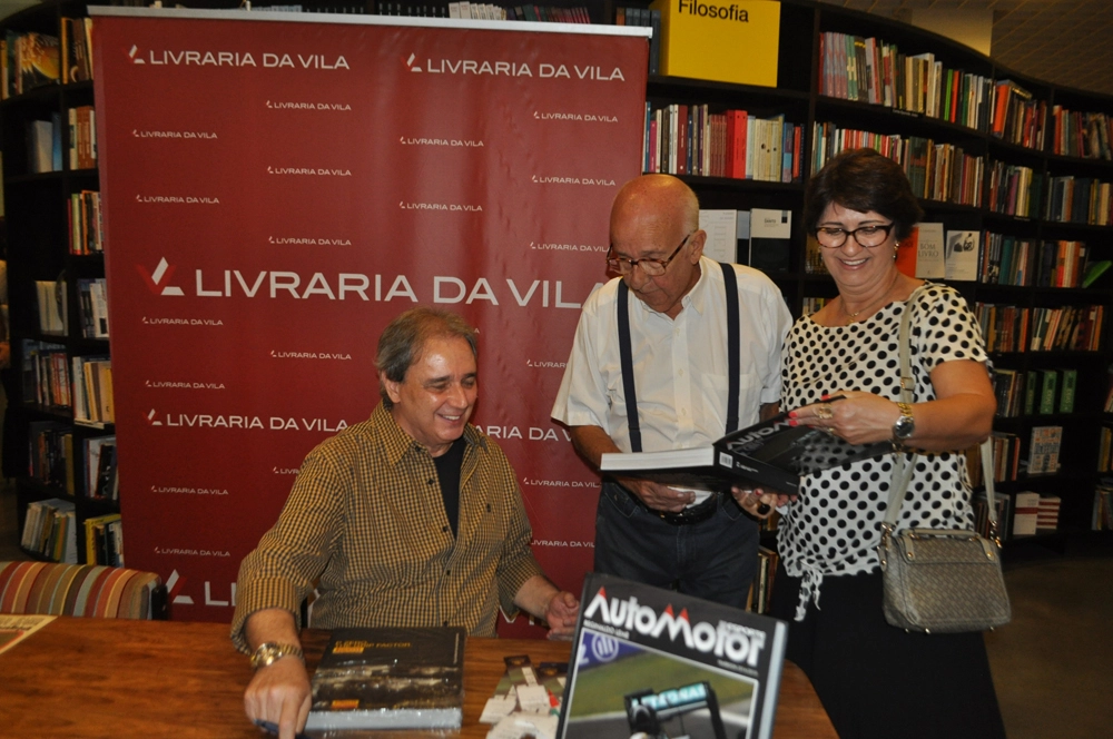 Reginaldo Leme com o casal Bird Clemente e Maria Luiza em 24 de fevereiro de 2015, no lançamento do Anuário AutoMotor Esporte, na Livraria da Vila do Shopping JK. Foto: Marcos Júnior/Portal TT