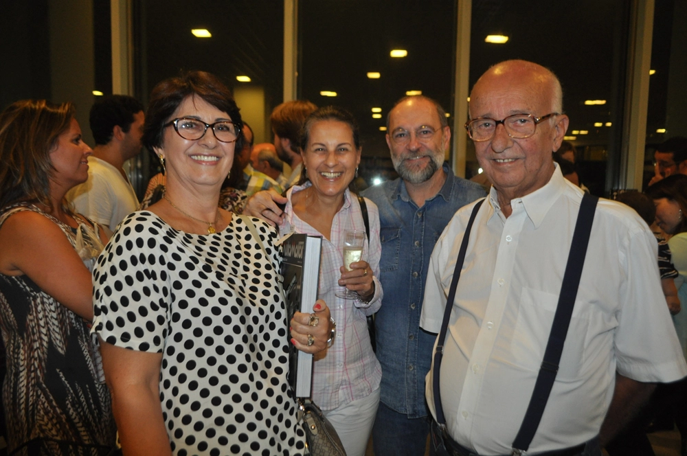 Os casais Maria Luiza e Bird Clemente (à frente) e Aglaci e Paulo Soláriz (atrás) em 24 de fevereiro de 2015, no lançamento do Anuário AutoMotor Esporte, na Livraria da Vila do Shopping JK. Foto: Marcos Júnior/Portal TT