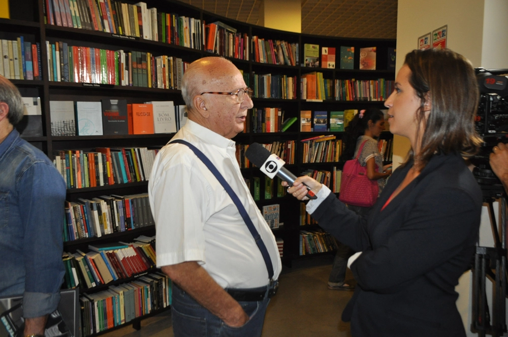 Bird Clemente sendo entrevistado em 24 de fevereiro de 2015, no lançamento do Anuário AutoMotor Esporte, na Livraria da Vila do Shopping JK. Foto: Marcos Júnior/Portal TT