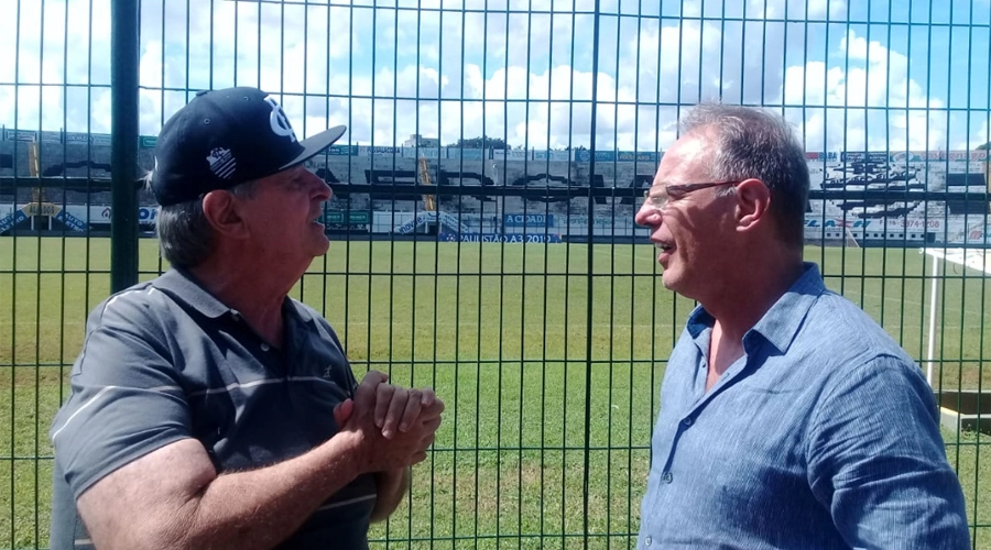 Tomires e Julio Cesar, ex-ponta do Corinthians, durante visita ao Comercial, em 16 de abril de 2019