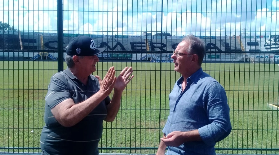 Tomires e Julio Cesar, ex-ponta do Corinthians, durante visita ao Comercial, em 16 de abril de 2019