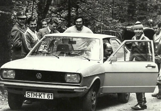 Admildo Chirol, saindo do carro e o sorridente Zagallo, ao lado, de gorro de lã. Foto: Manoel dos Santos/Diário Popular