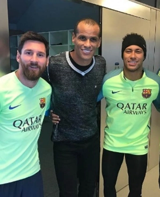 Rivaldo com Messi e Neymar ainda no Barcelona. Foto: Reprodução Instagram