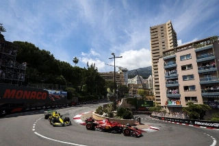 O monegasco no contorno da Fairmont, seguido por Piastri. Foto: Scuderia Ferrari HP