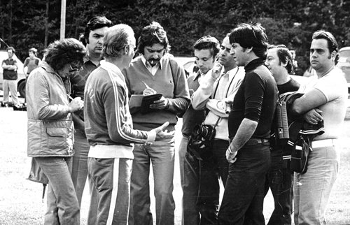 M&aacute;rio Lobo Zagallo atende jornalistas durante coletiva na Floresta Negra: Altair Baffa, Walter Nigro Moreira, S&eacute;rgio Barbalho, Luis Carlos Ramos, fot&oacute;grafo de O Globo, Tuca Pereira de Queir&oacute;s, Juarez Soares e Lucas Neto. A foto &eacute; de Fernando dos Santos. 

