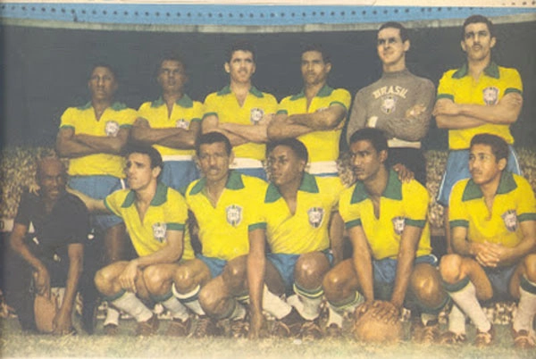 Seleção Brasileira, em um jogo no Maracanã, contra a Itália, em 1956. Brasil 2 x 0 Itália. Da esquerda para a direita, em pé: Djalma Santos, Zózimo, Nilton Santos, Edson (ex-América e Palmeiras), Gilmar e Formiga. Agachados: Mário Américo, Canário, Zizinho, Leônidas da Selva, Didi e Ferreira. Foto enviada por José Eustáquio