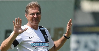 Demitido no dia 2 de setembro, Oswaldo revelou que o Peixe ainda lhe deve três meses de salários atrasados e o valor da rescisão contratual