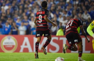 Pedro marcou o gol rubro-negro no encontro das equipes na Colômbia. Foto: Marcelo Cortes/Flamengo